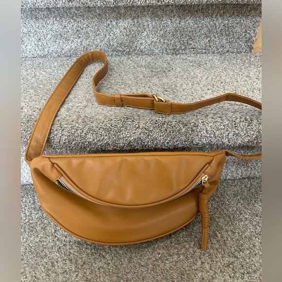 Faux leather hip bag/cross body. Light color. Gold details. Zipper pocket inside - Picture 1 of 8